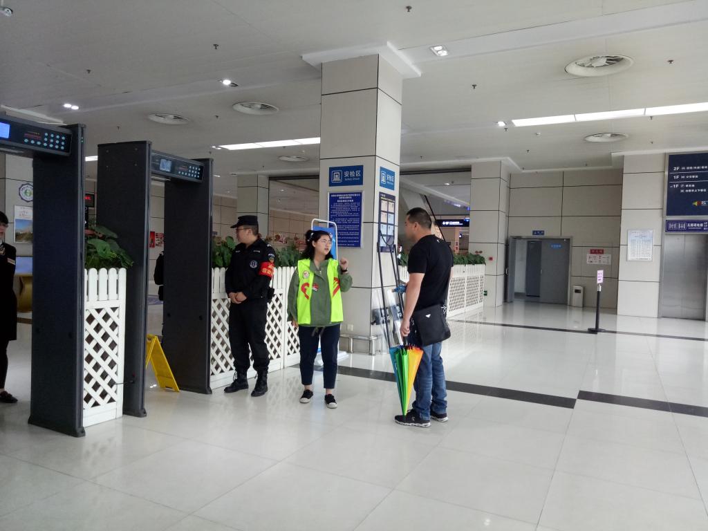 圖3 安檢處與工作人員協同服務的志愿者 圖3 安檢處與工作人員協同服務的志愿者