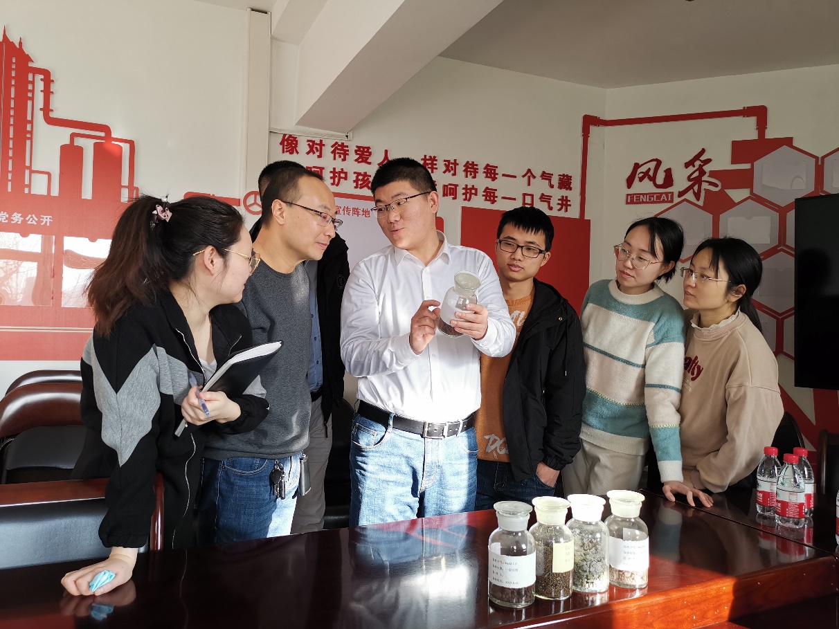 說明: C:\Users\Administrator\Desktop\朱松柏基本情況及主要事跡-2010級資源勘查工程專業本科畢業\朱松柏基本情況及主要事跡-2010級資源勘查工程專業本科畢業\朱松柏工作照3.jpg