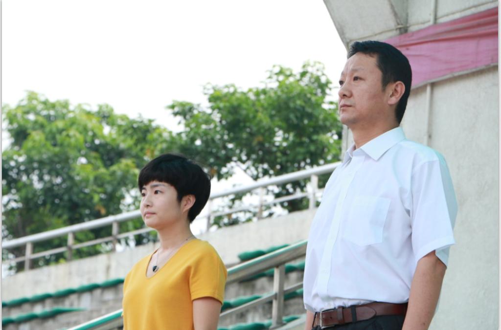 焦道利老師(右)、何姍老師(左)面向國旗行注目禮