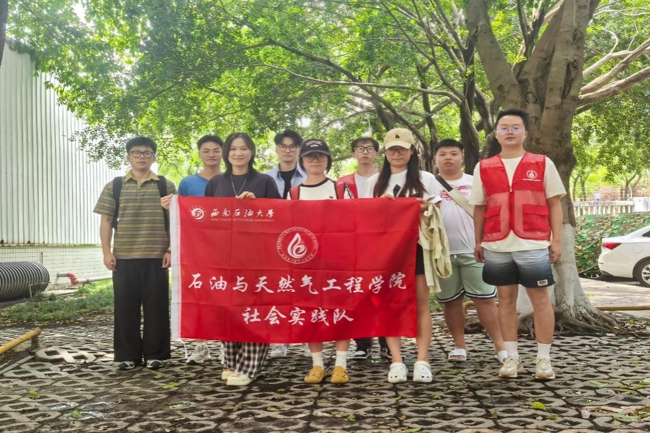 一群人站在草地上AI 生成的內(nèi)容可能不正確。