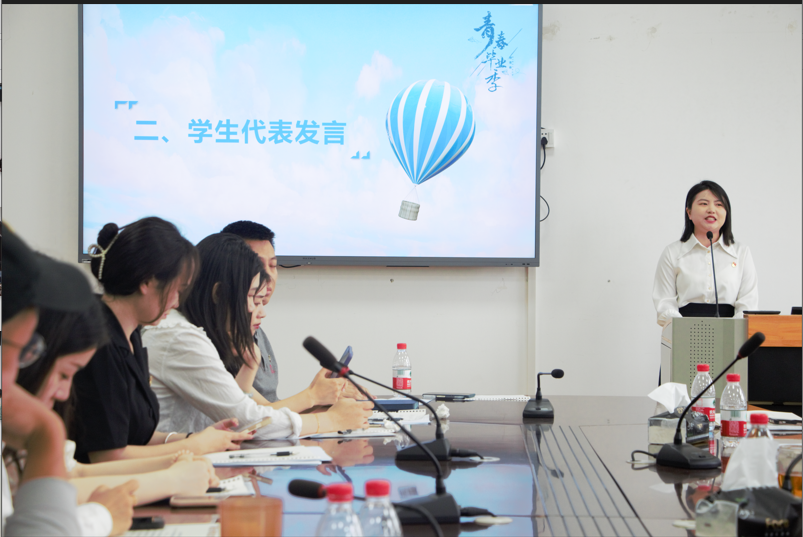 一群人坐在桌子前描述已自動生成