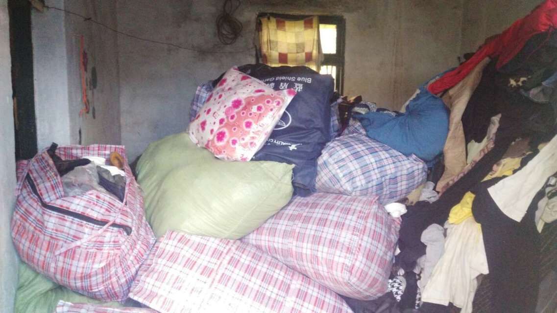 隊員們收集的舊衣將在分選后送往阿壩彝族自治區和樂山梅子壩中心小學