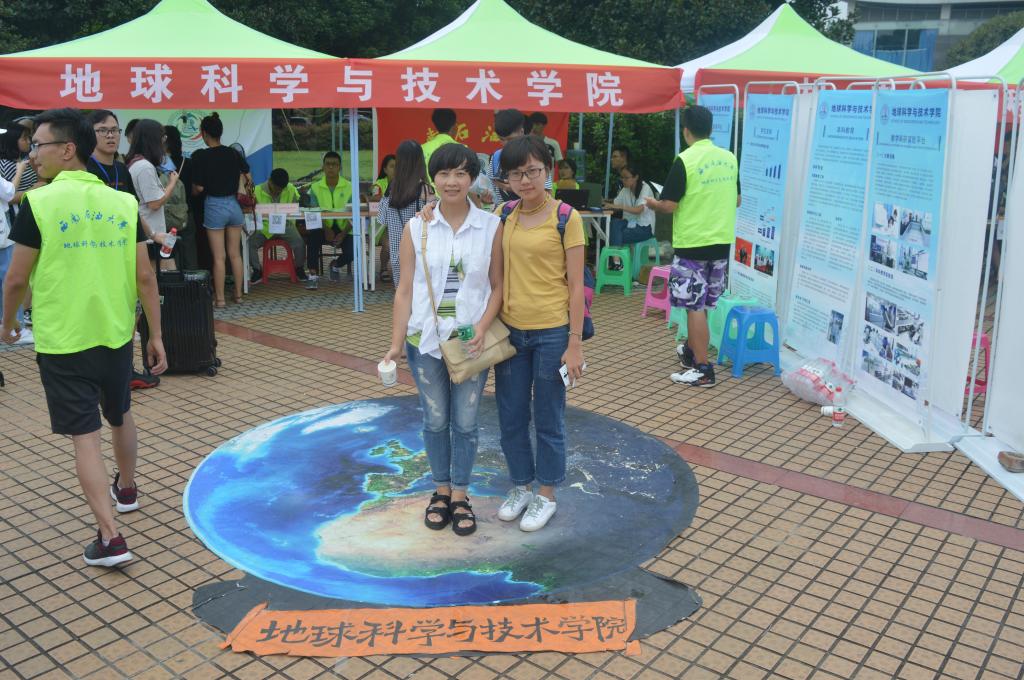 新生在“時光留影”處合影