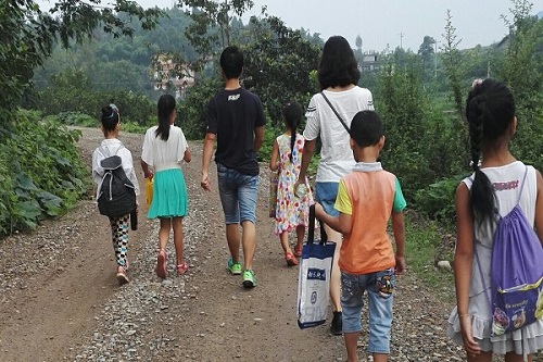 實踐隊員和孩子們一起上學