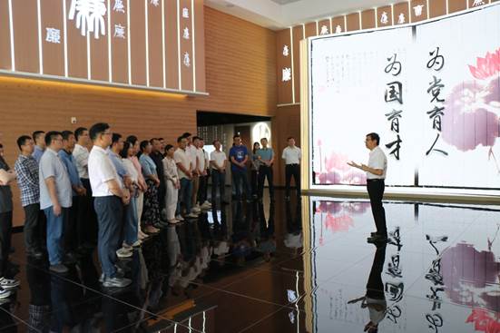 許多人站在室內中度可信度描述已自動生成 許多人站在室內中度可信度描述已自動生成