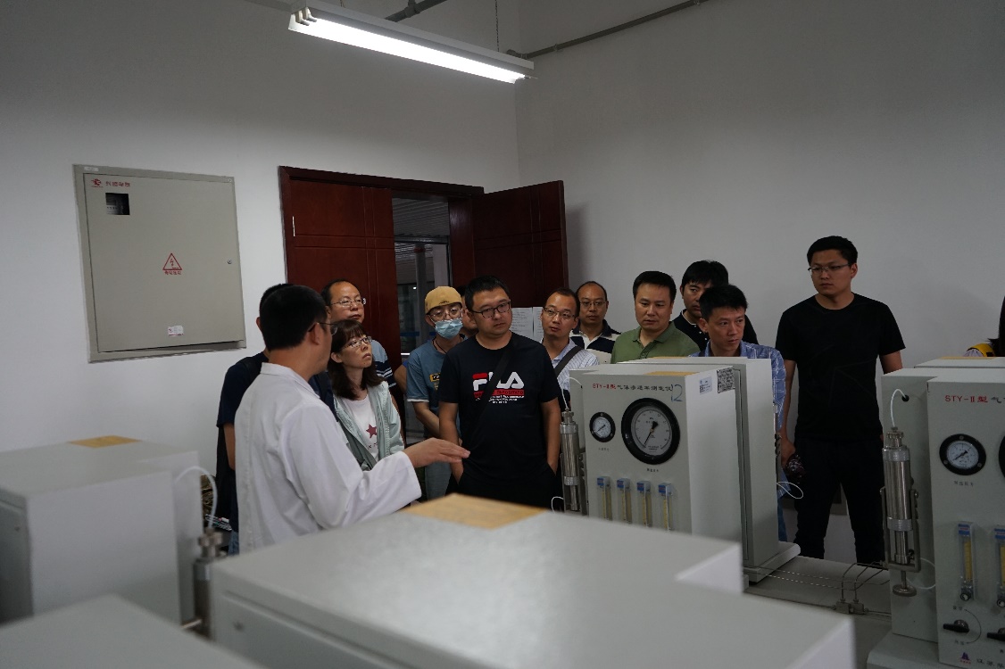 說明: G:\實(shí)驗(yàn)室\新聞\2021.5.25四川省重點(diǎn)實(shí)驗(yàn)室開放——東方物探培訓(xùn)班\DSC04702.JPG 說明: G:\實(shí)驗(yàn)室\新聞\2021.5.25四川省重點(diǎn)實(shí)驗(yàn)室開放——東方物探培訓(xùn)班\DSC04702.JPG