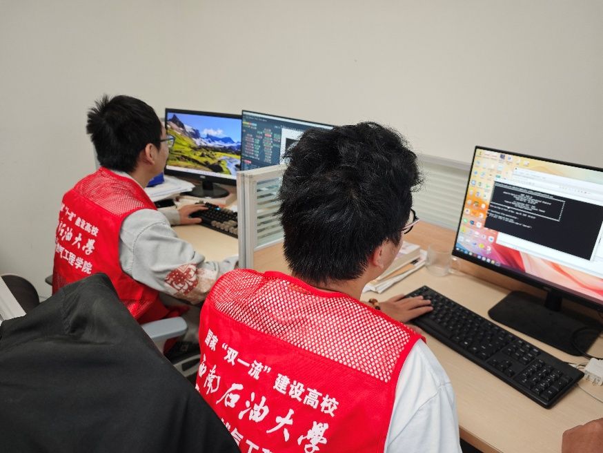 一群人在看電腦AI 生成的內(nèi)容可能不正確。