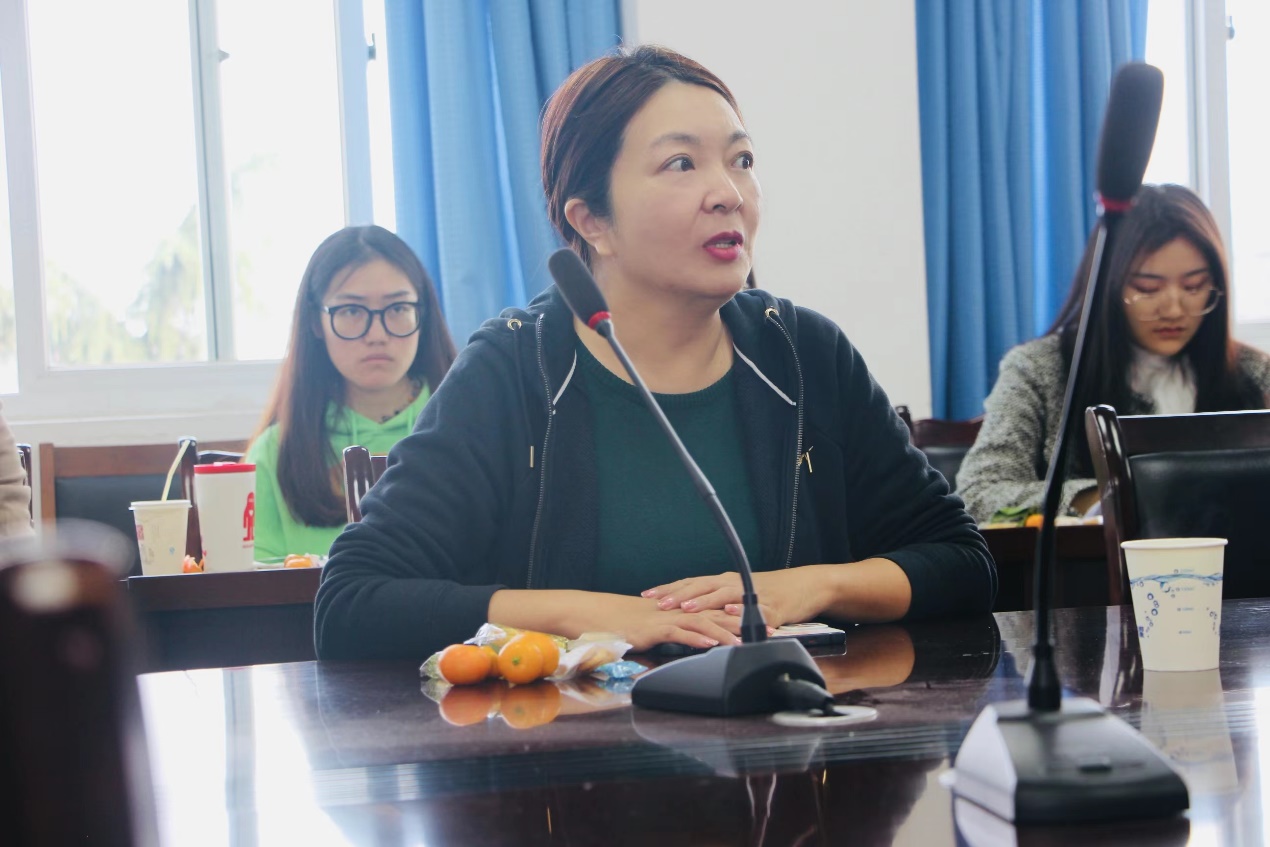 女人坐在桌子前低可信度描述已自動生成