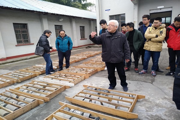 精神抖擻的鄧明老師