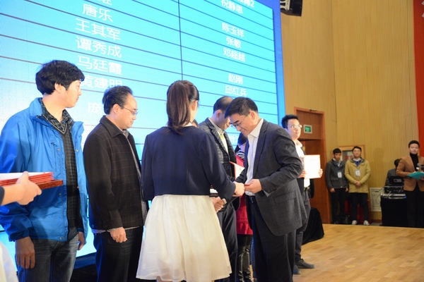 校長趙金洲為優秀指導教師頒獎