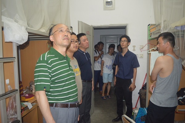 密切關心畢業生生活狀況