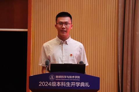 男人的照片上寫著字描述已自動生成 男人的照片上寫著字描述已自動生成