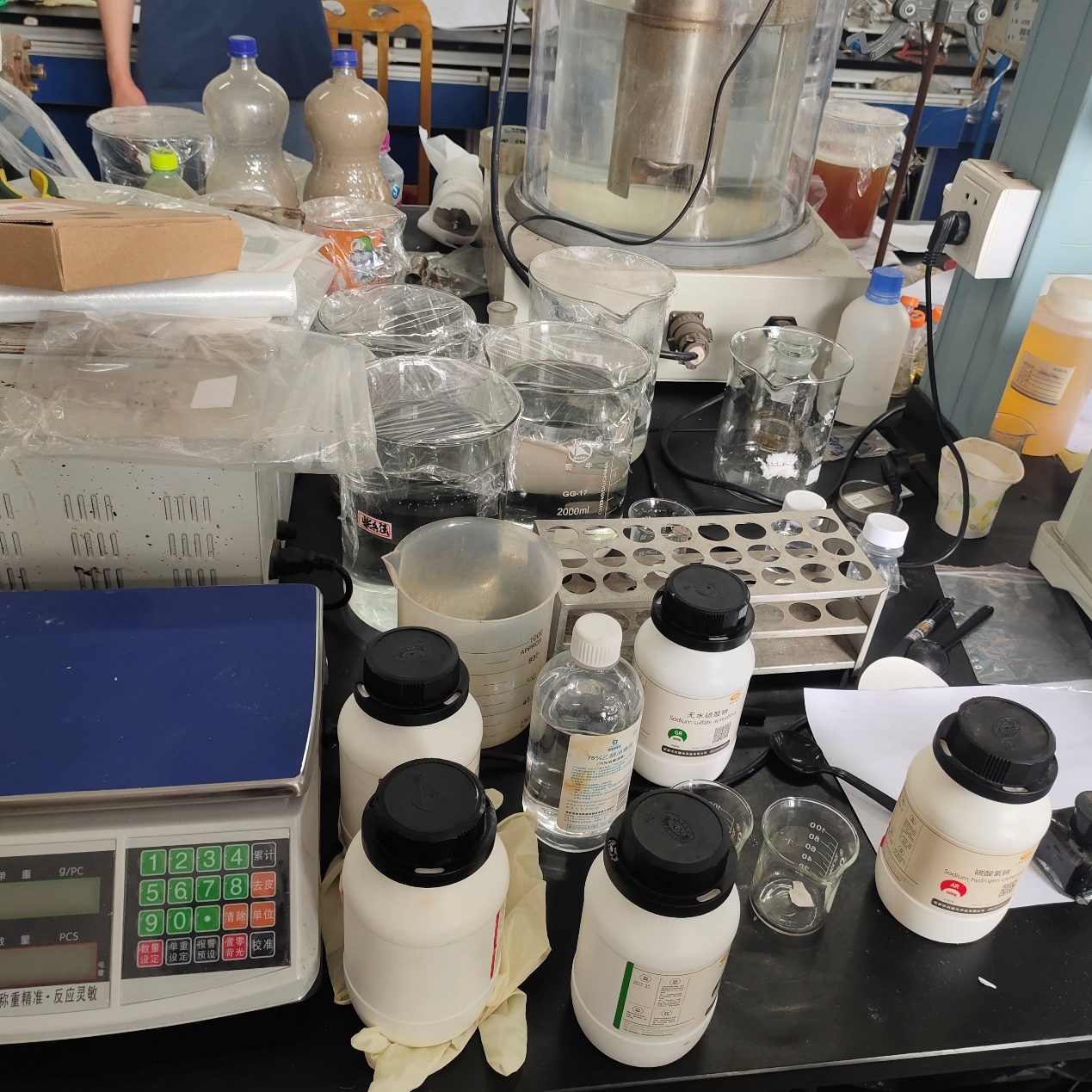 說明: 桌子上放著許多瓶子描述已自動(dòng)生成