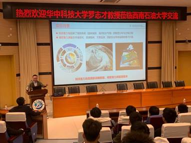 一群人在房間里的電視中度可信度描述已自動生成