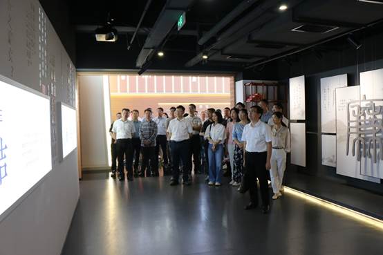 一群人站在室內中度可信度描述已自動生成 一群人站在室內中度可信度描述已自動生成