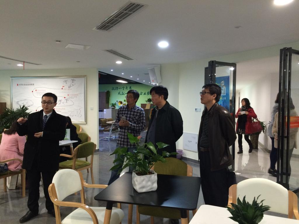 考察團參觀綿陽科創區大學生創業園