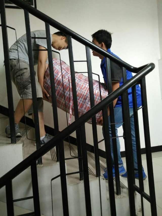 偶遇電路檢修,人工將衣物搬至五樓