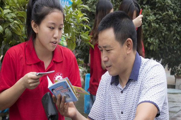 隊員向村名介紹情況