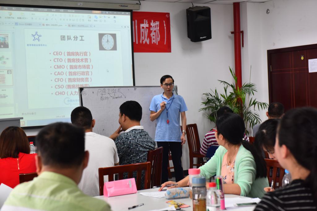 中國青年政治學院副教授劉帆認真授課