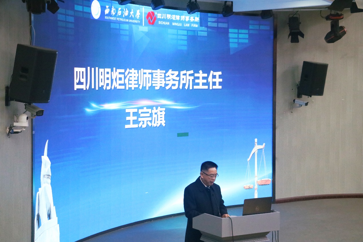 男人站在電視前中度可信度描述已自動生成