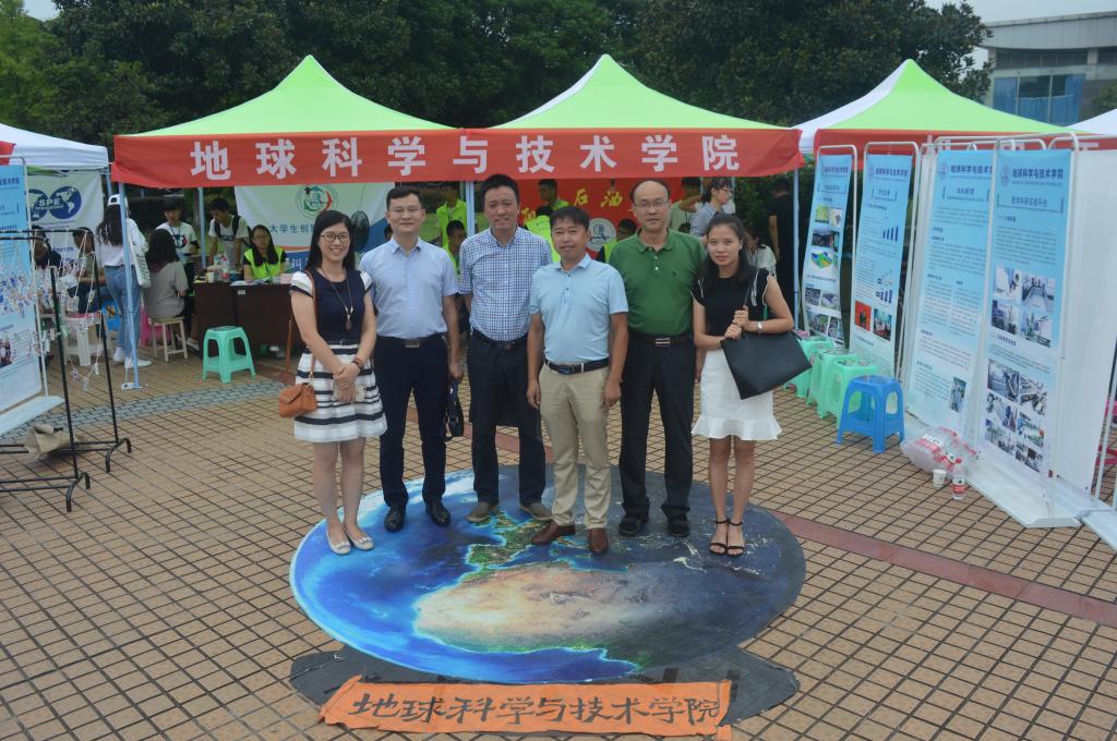 領導在“時光留影”處合影
