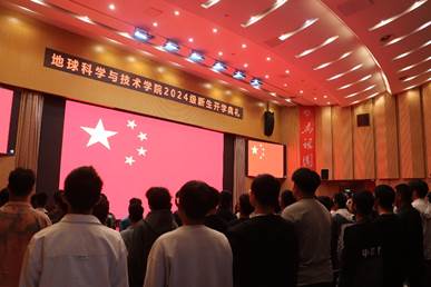 一群人在臺上演講描述已自動生成 一群人在臺上演講描述已自動生成