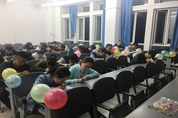 會員為山區兒童寫祝福語