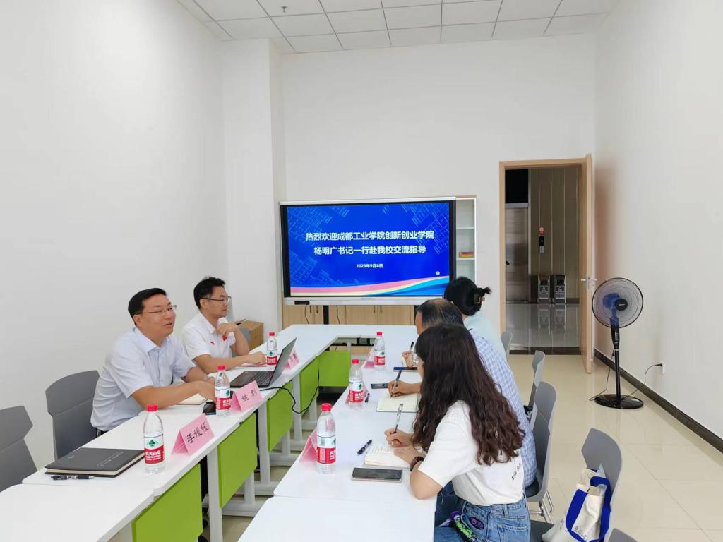 座談會照片.jpg 座談會照片.jpg