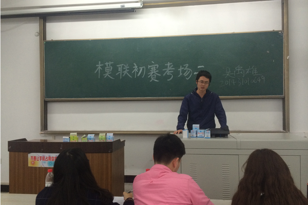 選手在臺上侃侃而談