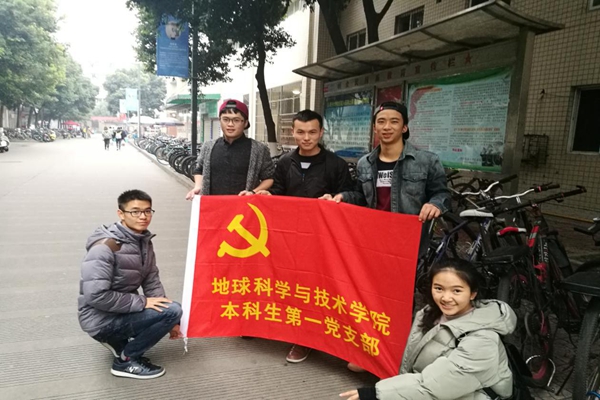 成員們合影