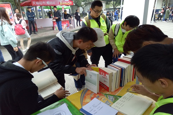 同學們前來咨詢換書