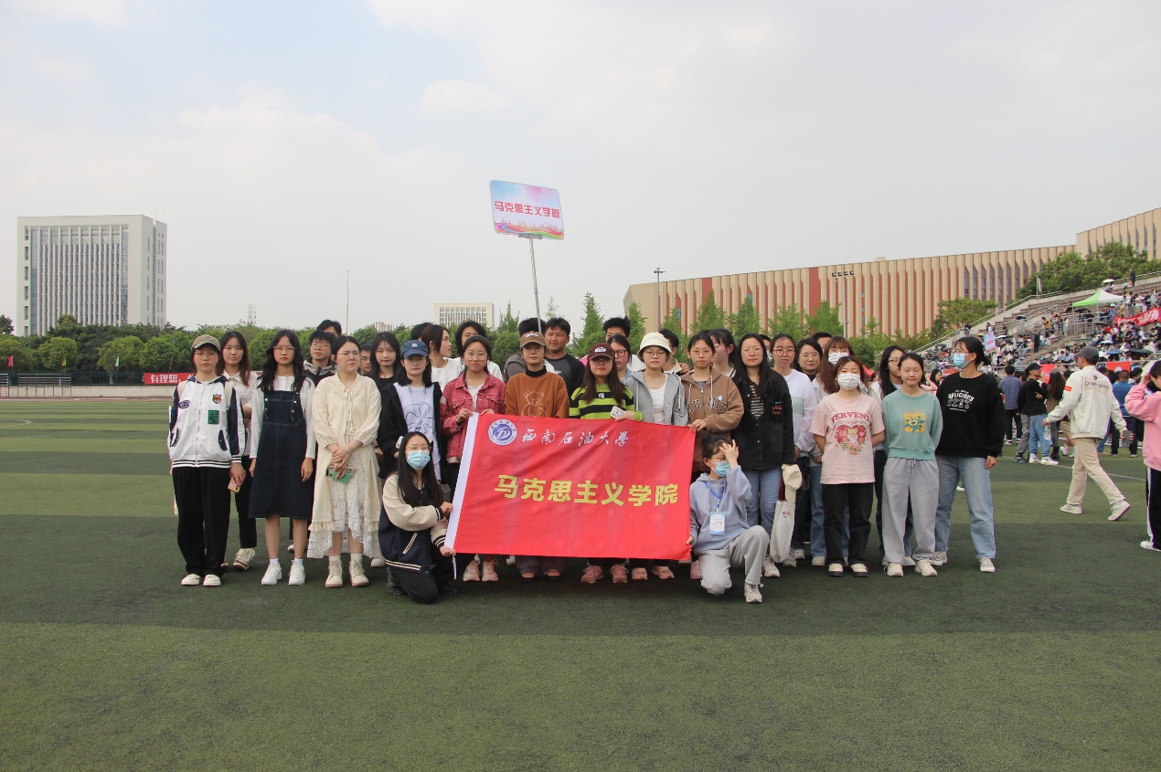 一群人站在草地上描述已自動生成