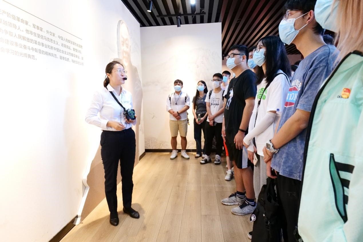 學員認真聆聽解說員的講解 學員認真聆聽解說員的講解