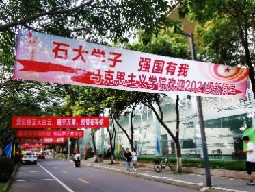 街道邊立著廣告牌子描述已自動(dòng)生成