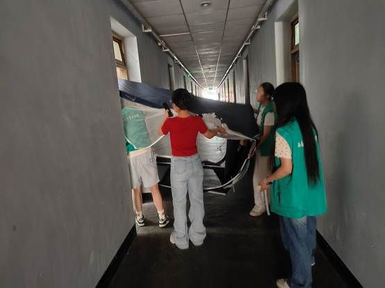 一些人站在室內(nèi)  中度可信度描述已自動生成