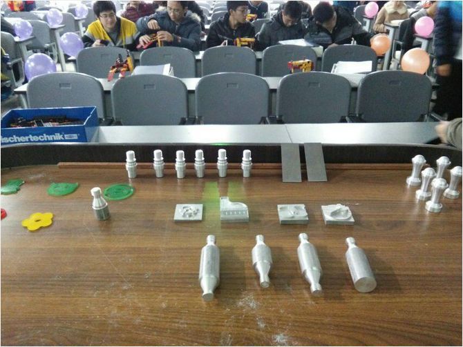圖三:協(xié)會在工程訓練中加工的小禮物(禮物用激光打標機標刻“慧魚搭建比賽留念”字樣)