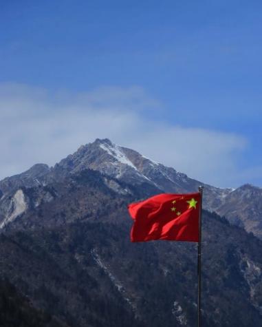 山上的旗子中度可信度描述已自動(dòng)生成