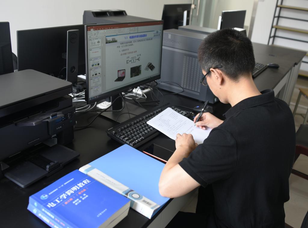 說明: https://zq.swpu.edu.cn:8443/_vsl/9393C1A9DB60E1EDD636849B22FB3210/5A6F201C/11481
