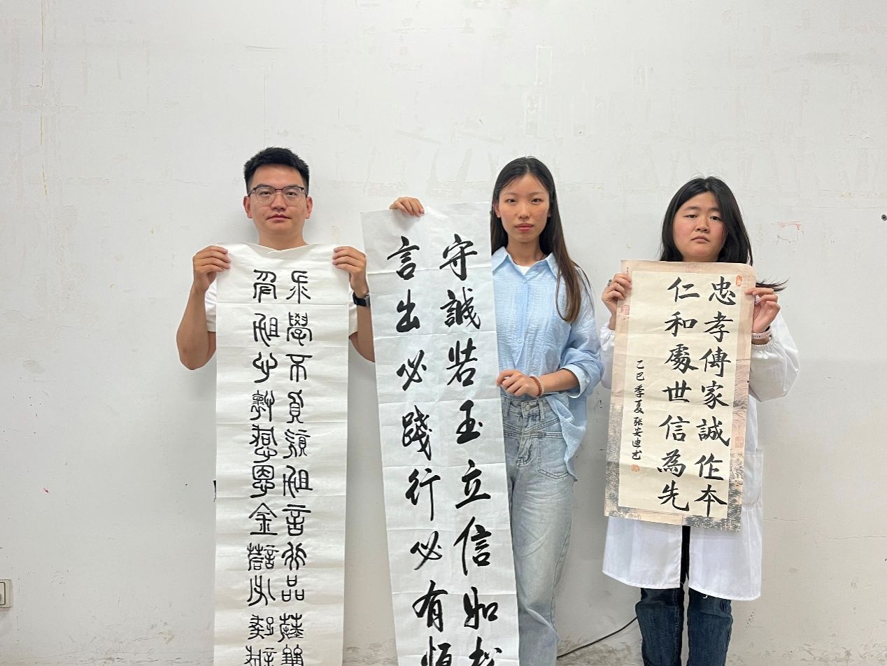 圖片包含 人, 照片, 對著, 男人AI 生成的內(nèi)容可能不正確。