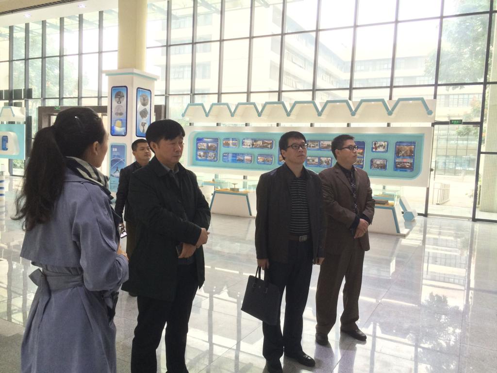 考察團參觀西南科技大學大學生創新創業俱樂部