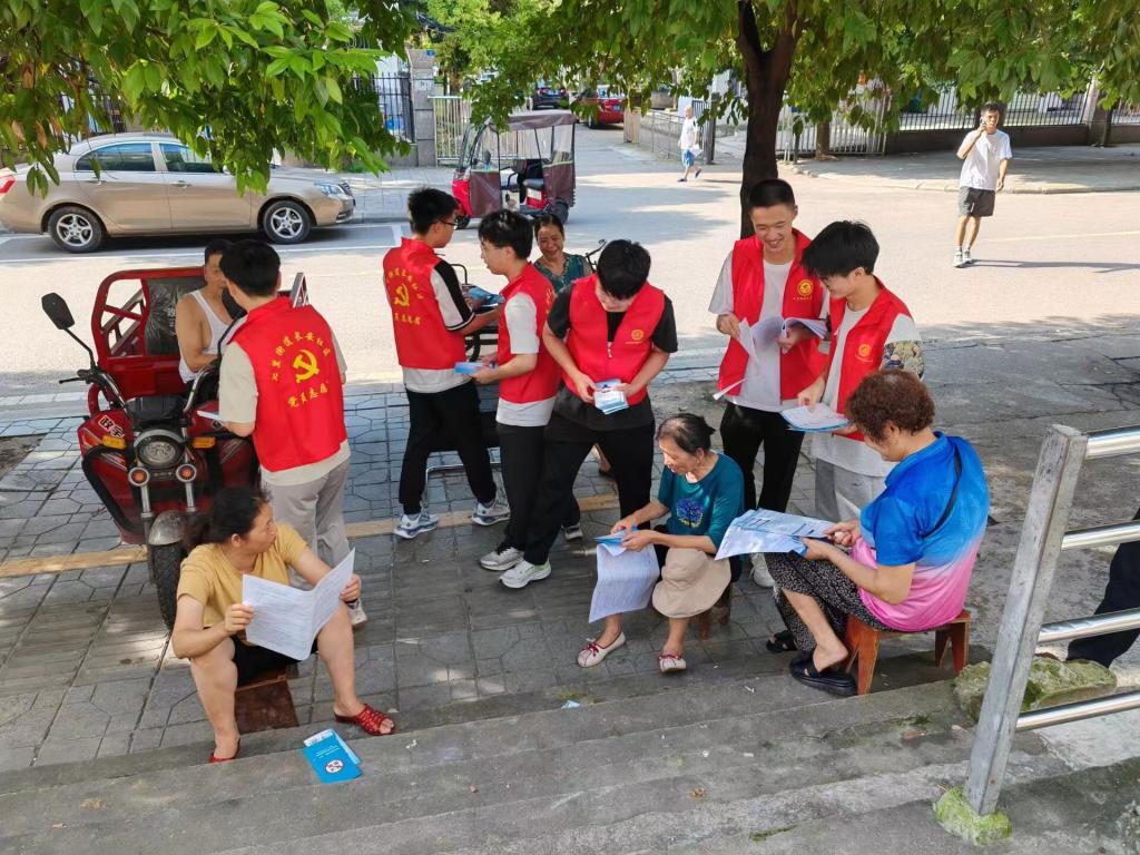 圖2 志愿者發放傳單普及知識 圖2 志愿者發放傳單普及知識