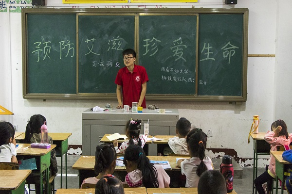 隊員向同學們講解知識
