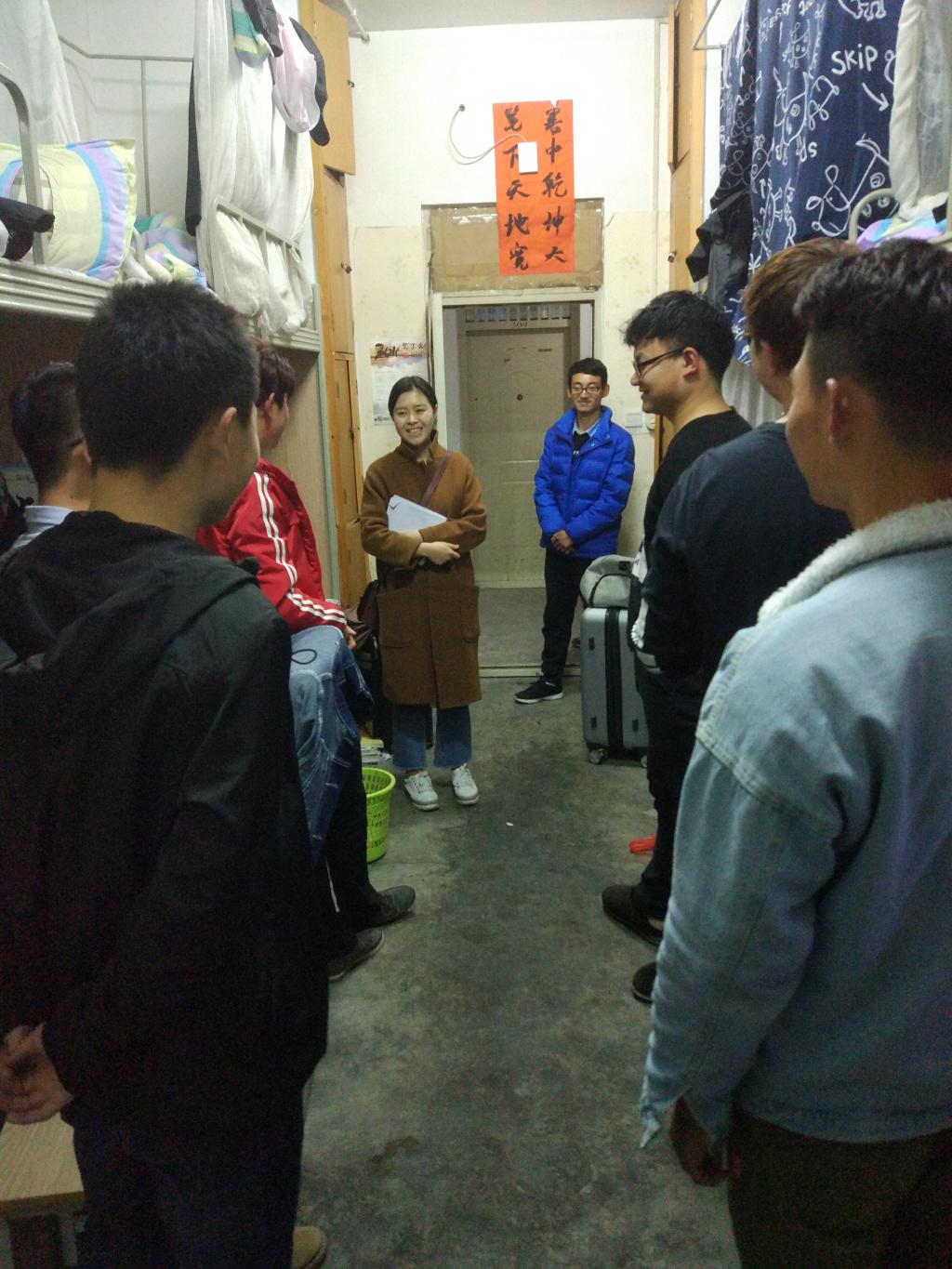 圖 3卓瑪老師走訪寢室 圖 3卓瑪老師走訪寢室