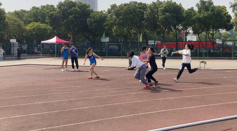小孩們在公園里玩球中度可信度描述已自動生成