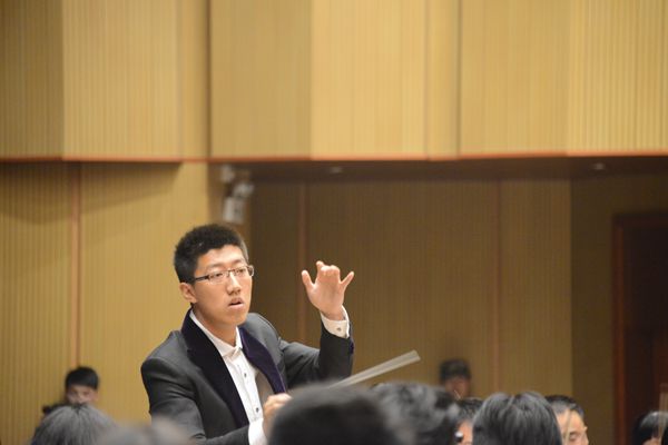 首席指揮家司馬健楠指揮中