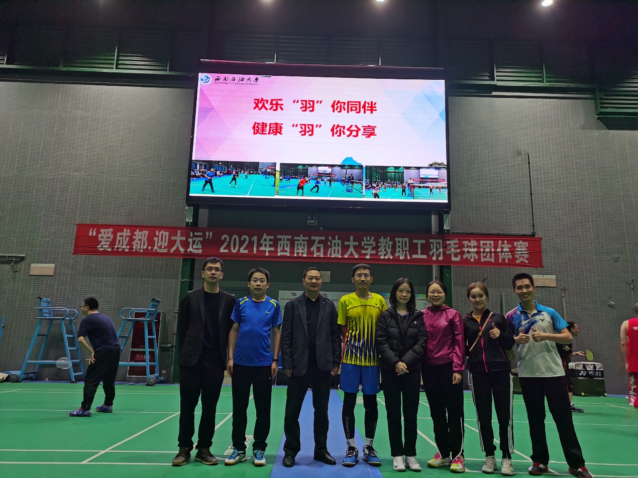 一群人站在臺上演講描述已自動生成