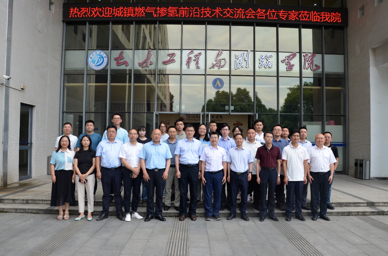 一群人站在一起描述已自動(dòng)生成