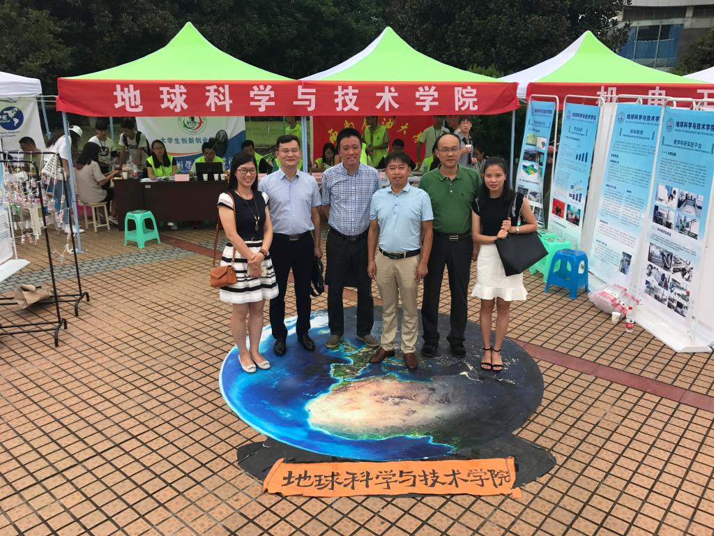 學院領導與輔導員留影