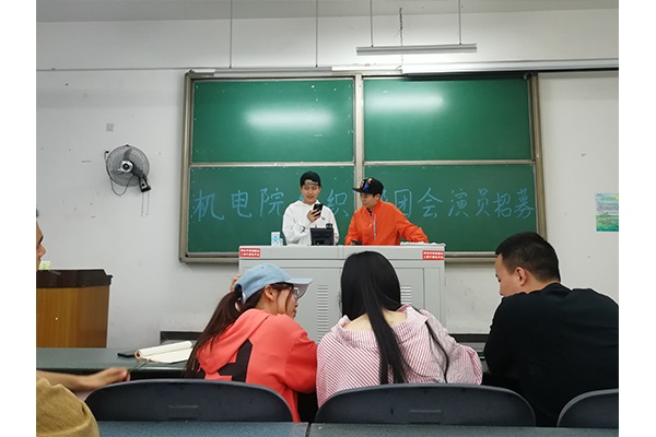 臺下評委認真商量 臺下評委認真商量