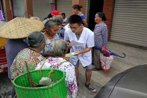 為老人宣傳肺結核知識